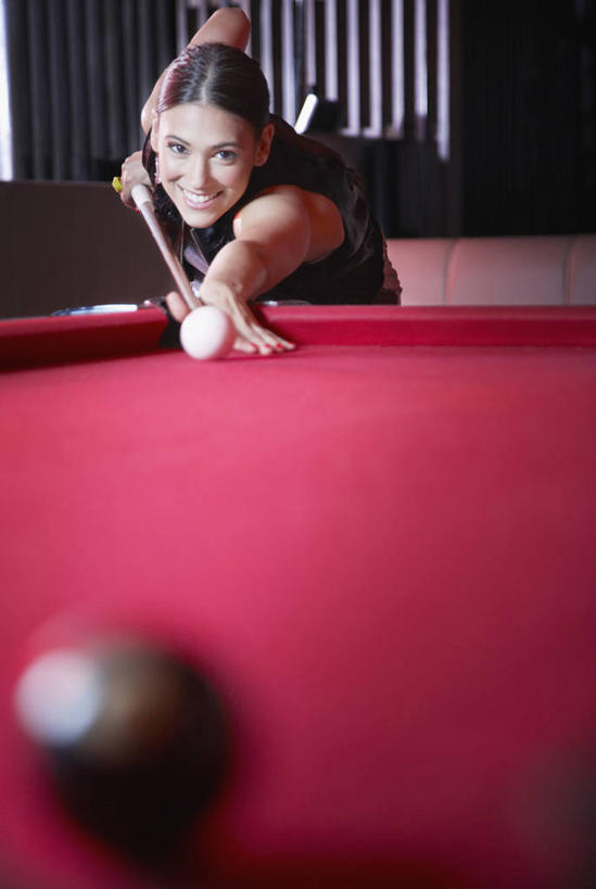 西方人,一个人,酒吧,站,笑,微笑,露齿笑,竖图,室内,夜晚,正面,聚会,奢侈,夜生活,台球,沙发,欧洲,欧洲人,仅一个年轻女性,仅一个女性,仅一个人,弯腰,握,撞球,阴影,服装,朦胧,模糊,反射,球杆,影子,墙,注视,休闲装,娱乐,运动器械,墙壁,墙面,彩球,衣服,红色,黑色,观察,看,站着,休闲,休闲服,健身器械,放松,搭,握着,服饰,观看,夜店,察看,台球桌,搭着,关注,健身器材,夜总会,斯诺克,弯身,斯诺克球,斯诺克台球,桌球,年轻女性,女人,女性,白种人,站立,半身,彩图,酒吧间,酒馆,运动器材,皮沙发