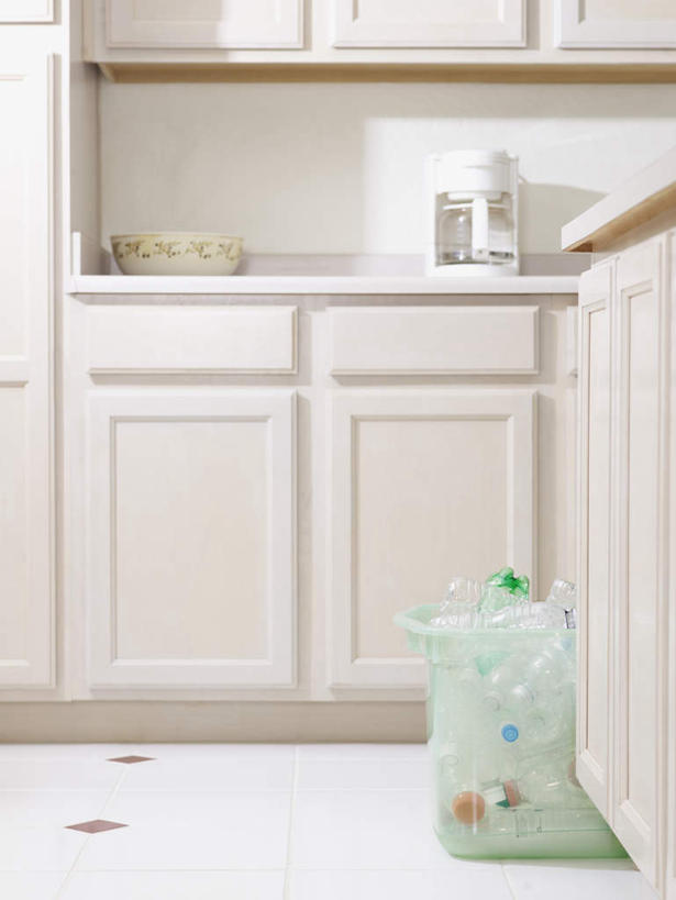 无人,竖图,室内,白天,正面,柜子,一堆,许多,阴影,堆叠,堆积,环保,反射,影子,墙,储物柜,墙壁,墙面,白色,容器,能源,储藏,堆,回收,资源,储存,利用,低碳,循环,持续,储备,蕴藏,贮备,彩图,贮存