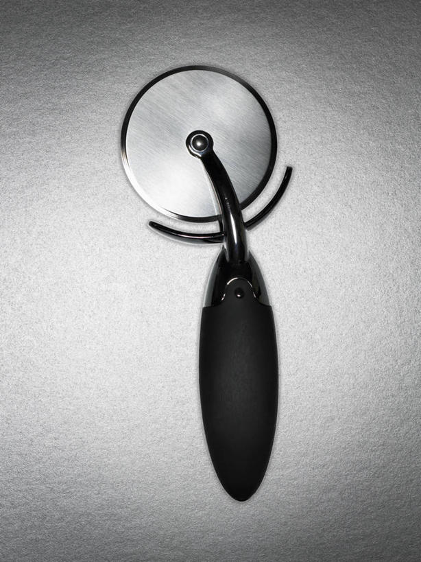 无人,竖图,俯视,室内,特写,白天,纯洁,静物,一把,阴影,灰色背景,反射,影子,银色,刀具,黑色,刀,摄影,信仰,影棚,高贵,雅致,披萨刀,比萨刀,比萨轮刀,轮刀,匹萨刀,匹萨轮刀,彩图,高角度拍摄,影棚拍摄,拍摄,披萨轮刀