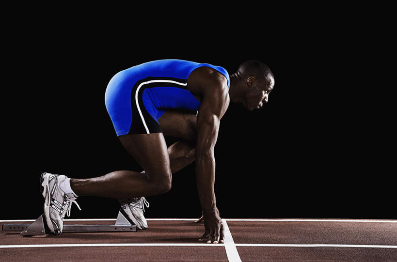 西方人,一个人,运动员,运动场,蹲,横图,室内,白天,侧面,运动服,运动鞋,鞋子,欧洲,非洲,黑人,欧洲人,仅一个男性,仅一个人,准备,黑色背景,服装,墙,注视,体育场,墙壁,墙面,仅一个年轻男性,衣服,蓝色,观察,看,摄影,服饰,影棚,观看,休闲鞋,察看,衣着,穿着,关注,预备,衣饰,男人,男性,年轻男性,非洲人,体育运动员,运动选手,蹲着,彩图,全身,影棚拍摄,拍摄,豫备,运动装