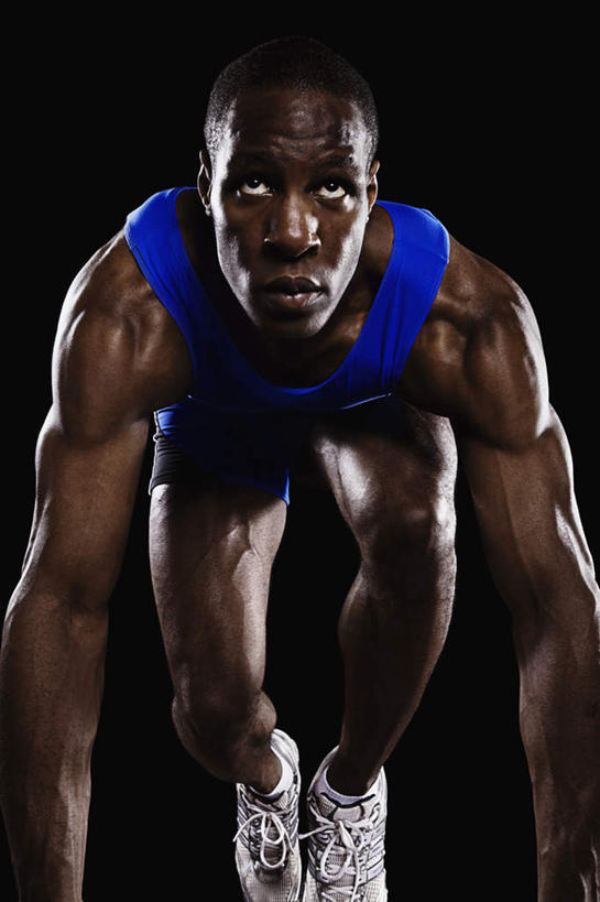 西方人,一个人,运动员,运动场,蹲,竖图,室内,白天,正面,运动服,运动鞋,鞋子,欧洲,非洲,黑人,欧洲人,仅一个男性,仅一个人,准备,黑色背景,服装,墙,注视,体育场,墙壁,墙面,仅一个年轻男性,衣服,蓝色,观察,看,摄影,服饰,影棚,观看,休闲鞋,察看,衣着,穿着,关注,预备,衣饰,男人,男性,年轻男性,非洲人,体育运动员,运动选手,蹲着,半身,彩图,影棚拍摄,拍摄,豫备,运动装