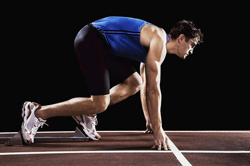 西方人,一个人,运动员,运动场,蹲,横图,室内,白天,侧面,运动服,运动鞋,鞋子,欧洲,欧洲人,仅一个男性,仅一个人,准备,黑色背景,服装,墙,注视,体育场,墙壁,墙面,仅一个年轻男性,衣服,蓝色,观察,看,摄影,服饰,影棚,观看,休闲鞋,察看,衣着,穿着,关注,预备,衣饰,男人,男性,年轻男性,白种人,体育运动员,运动选手,蹲着,彩图,全身,影棚拍摄,拍摄,豫备,运动装