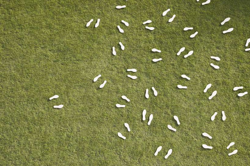 无人,横图,俯视,室外,白天,草地,草坪,植物,许多,脚印,阴影,环保,光线,影子,很多,凌乱,草,绿色,白色,阳光,能源,杂乱,回收,足迹,资源,混乱,利用,低碳,循环,行踪,脚迹,持续,紊乱,杂沓,彩图,高角度拍摄