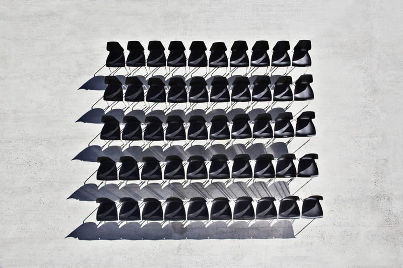 无人,横图,俯视,室外,白天,椅子,一排,阴影,整齐,光线,影子,排列,黑色,阳光,会议椅,办公椅,队列,商务椅,培训椅,彩图,高角度拍摄