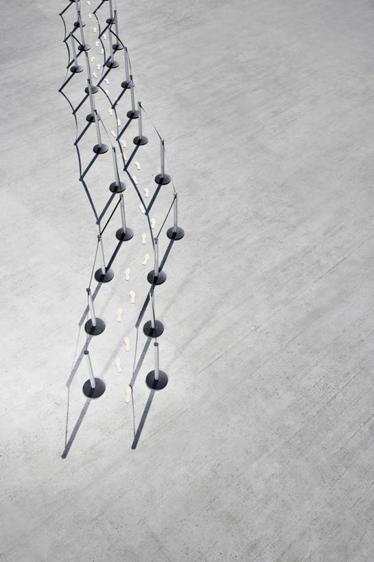 无人,竖图,俯视,室外,白天,静物,一排,许多,整齐,并列,并排,很多,分开,排列,隔断,隔离带,隔离,队列,间隔,平行,断绝,隔开,屏蔽,屏绝,远离,中断,阻遏,阻隔,彩图,高角度拍摄,栏杆座,一米线