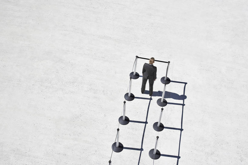 西方人,一个人,商务人士,商务女性,站,横图,俯视,室外,白天,欧洲,欧洲人,仅一个年轻女性,仅一个女性,仅一个人,许多,阴影,套装,光线,影子,很多,分开,排列,阳光,站着,隔断,隔离带,隔离,间隔,商务装,工薪阶层,断绝,隔开,屏蔽,屏绝,远离,中断,阻遏,阻隔,摆列,年轻女性,女人,女性,白种人,白领,上班族,站立,彩图,高角度拍摄,全身,栏杆座,一米线,布列,分列