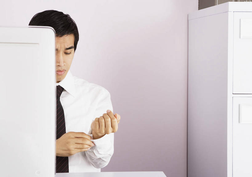 东方人,一个人,商务人士,商务男性,办公室,坐,横图,室内,白天,正面,衬衫,电脑,显示器,鼠标,键盘,家具,桌子,亚洲,仅一个男性,仅一个人,握,套装,网络,办公桌,墙,领带,拿,拿着,注视,黄种人,输入设备,通讯设备,纽扣,墙壁,墙面,仅一个年轻男性,观察,看,台式电脑,握着,观看,一台,钮扣,察看,象征,庄重,关注,通信设备,商务装,身份,工薪阶层,输出设备,办公家具,正式,地位,男人,男性,年轻男性,亚洲人,白领,上班族,坐着,半身,彩图,衬衣,袖扣