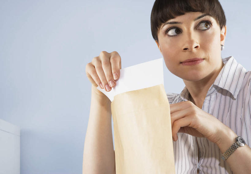 西方人,一个人,商务人士,商务女性,横图,室内,白天,正面,欧洲,欧洲人,仅一个年轻女性,仅一个女性,仅一个人,握,套装,时间,材料,档案,时钟,手表,文件,信封,纸,拿,计时,拿着,扭头,注视,手稿,资料,钟表,观察,看,转头,表,握着,摄影,影棚,观看,腕表,证明,察看,关注,文档,商务装,偷窥,工薪阶层,窃看,窃视,年轻女性,女人,女性,白种人,白领,上班族,钟,半身,彩图,影棚拍摄,拍摄