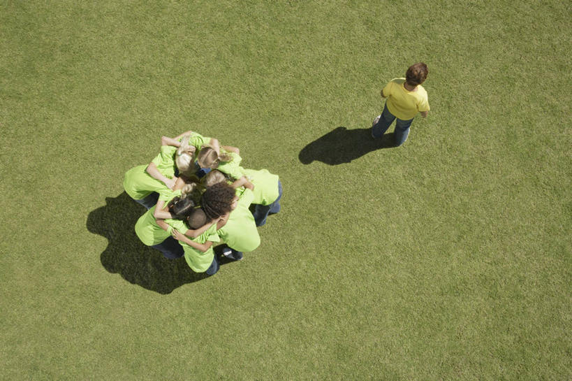 西方人,儿童,伙伴,朋友,站,抱,横图,俯视,室外,白天,友谊,纯洁,寂寞,草地,草坪,植物,欧洲,非洲,黑人,欧洲人,阴影,服装,环绕,围绕,光线,影子,许多人,环抱,休闲装,草,小孩,衣服,黄色,绿色,阳光,低头,站着,一群人,休闲,休闲服,可爱,童年,童趣,服饰,抱着,搂着,童真,烂漫,无邪,垂头,萦绕,孑立,孤单,孤独,天真,友情,男孩,男人,男性,女孩,女人,女性,白种人,非洲人,怀抱,搂,搂抱,相抱,拥抱,站立,彩图,高角度拍摄,全身,男生,女生