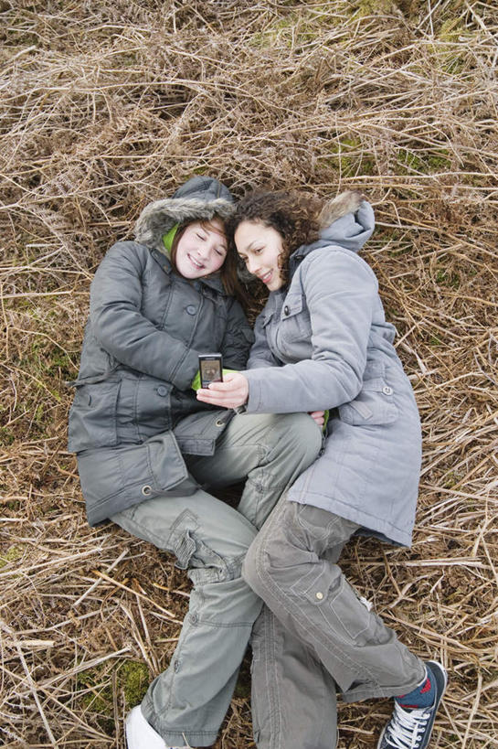 西方人,两个人,躺,抱,竖图,俯视,室外,白天,爱情,植物,欧洲,欧洲人,服装,枯萎,枯草,浪漫,注视,休闲装,草,衣服,黄色,观察,看,休闲,温暖,温馨,休闲服,恩爱,恋人,服饰,抱着,观看,和睦,察看,搂着,关注,卫衣,卧着,男人,男性,年轻男性,年轻女性,女人,女性,白种人,情侣,怀抱,搂,搂抱,躺着,卧,相抱,拥抱,半身,彩图,高角度拍摄,伴侣,融洽