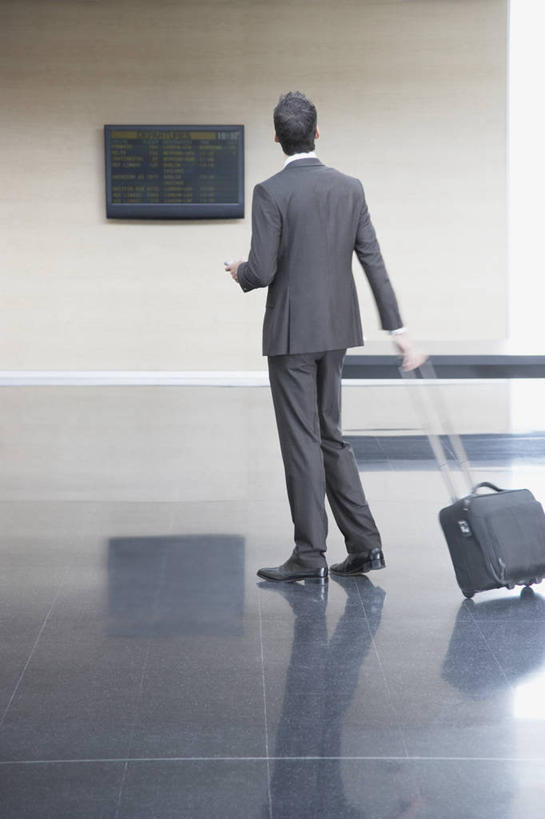 西方人,一个人,商务人士,商务男性,站,拉,竖图,室内,白天,衬衫,显示器,欧洲,欧洲人,仅一个男性,仅一个人,仅一个中年男性,阴影,套装,反射,瓷砖,地砖,拉杆箱,旅行箱,屏幕,影子,墙,地面,扭头,显示屏,墙壁,墙面,背面,行李箱,箱子,站着,转头,出差,液晶显示器,商务装,工薪阶层,输出设备,男人,男性,中年男性,白种人,白领,上班族,抬头,仰头,站立,彩图,全身,衬衣,旅行,提词器