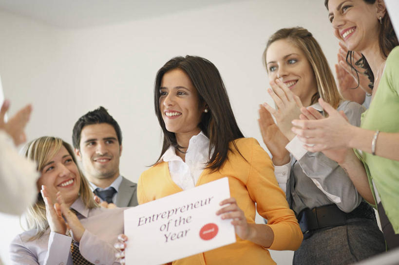 西方人,同事,商务人士,商务男性,商务女性,站,笑,微笑,露齿笑,横图,室内,白天,仰视,衬衫,快乐,兴奋,骄傲,成功,胜利,合作,团队,集体,信心,欧洲,欧洲人,击掌,握,套装,服装,英文,标志,文字,字符,字母,墙,许多人,拿,拿着,扭头,注视,休闲装,标识,队伍,墙壁,墙面,装饰品,衣服,饰品,手链,首饰,观察,看,手势,站着,转头,一群人,休闲,休闲服,光彩,自信,握着,服饰,手镯,观看,英文字母,察看,领导,成就,关注,奖励,商务装,奖状,荣誉,镯子,合伙,领袖,工薪阶层,荣耀,光荣,男人,男性,年轻男性,年轻女性,女人,女性,中年男性,中年女性,白种人,白领,上班族,拍手,站立,半身,彩图,低角度拍摄,衬衣,欢乐,开心,证明书