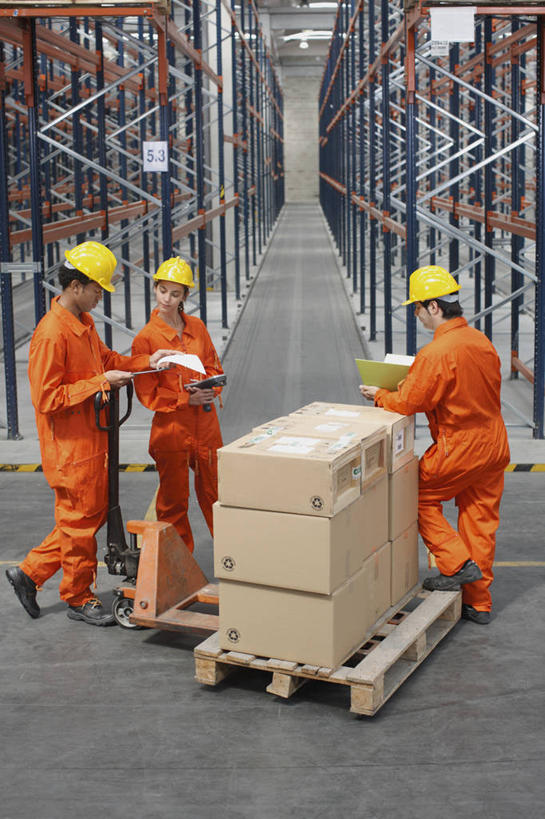 西方人,三个人,同事,站,搬运,竖图,室内,白天,正面,工作服,制服,成功,合作,团队,集体,信心,技术,帽子,金属制品,欧洲,欧洲人,握,金属,包装,材料,档案,头盔,文件,纸箱,走道,走廊,过道,拿,仓库,拿着,扭头,注视,队伍,架子,车,工人,安全帽,容器,箱子,资料,交通工具,低头,观察,看,站着,转头,机械,工程车,握着,工业,观看,工程,叉车,察看,领导,成就,关注,载具,文档,纸板箱,合伙,领袖,包装箱,交通运输,工作制服,工作车,男人,男性,年轻男性,年轻女性,女人,女性,中年男性,白种人,站立,彩图,全身,工作套服,托盘车,码垛车,堆栈