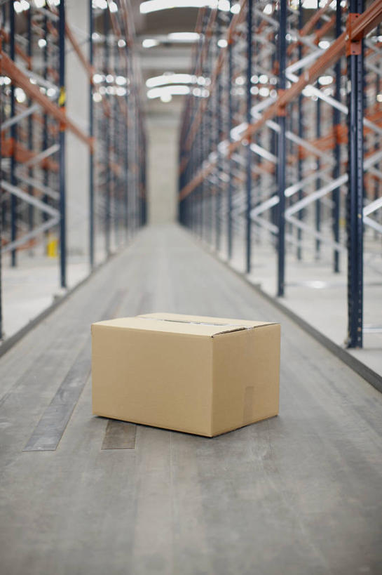 无人,竖图,俯视,室内,白天,金属制品,朦胧,模糊,金属,包装,纸箱,走道,走廊,过道,仓库,架子,一个,容器,箱子,单个,纸板箱,包装箱,彩图,高角度拍摄,堆栈