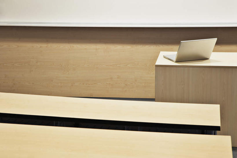 无人,横图,室内,白天,正面,电脑,笔记本电脑,桌子,阴影,反射,网络,影子,墙,通讯设备,书桌,墙壁,墙面,白板,讲台,课桌,一台,无线,演说台,通信设备,无线网络,记录板,无线上网,便携式电脑,演讲台,记事板,手提电脑,彩图