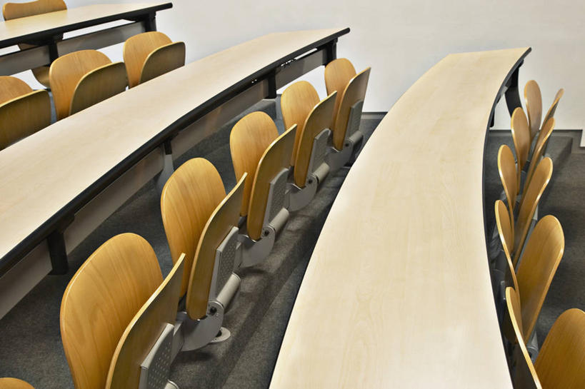 无人,办公室,横图,俯视,室内,白天,家具,桌子,静物,椅子,一排,许多,整齐,办公桌,墙,很多,座椅,墙壁,墙面,排列,队列,折叠椅,办公家具,彩图,高角度拍摄