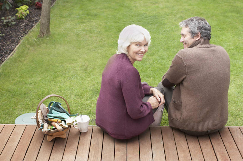 西方人,两个人,家庭,夫妻,坐,笑,交叉,微笑,露齿笑,横图,俯视,室外,白天,爱情,草地,草坪,植物,竹子,杯子,椅子,欧洲,欧洲人,阴影,竹制,服装,编织,光线,工具,篮子,影子,木椅,浪漫,扭头,注视,休闲装,草,衣服,绿色,阳光,水杯,竹篮,观察,看,转头,休闲,温暖,温馨,一家人,休闲服,恩爱,恋人,服饰,观看,竹条,交织,和睦,察看,竹制品,关注,穿插,对象,老年男性,老年女性,男人,男性,女人,女性,白种人,夫妇,情侣,茶杯,坐着,半身,彩图,高角度拍摄,东西,伴侣,融洽