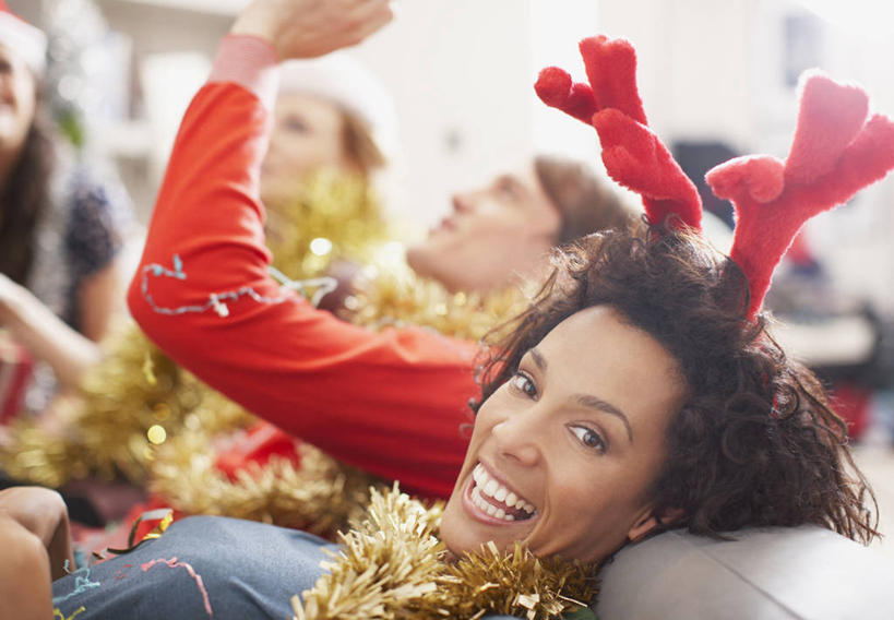 西方人,三个人,伙伴,朋友,客厅,坐,笑,微笑,露齿笑,横图,室内,白天,侧面,友谊,沙发,帽子,欧洲,非洲,圣诞节,黑人,欧洲人,握,节日,朦胧,模糊,庆祝,墙,拿,拿着,扭头,注视,文化,墙壁,墙面,彩带,观察,看,靠,靠着,倚靠,转头,庆典,握着,观看,纪念,彩条,察看,起居室,倚着,关注,布艺沙发,毛条,七彩毛条,装饰彩带,客堂,猎鹿帽,友情,男人,男性,年轻男性,年轻女性,女人,女性,白种人,非洲人,坐着,半身,彩图