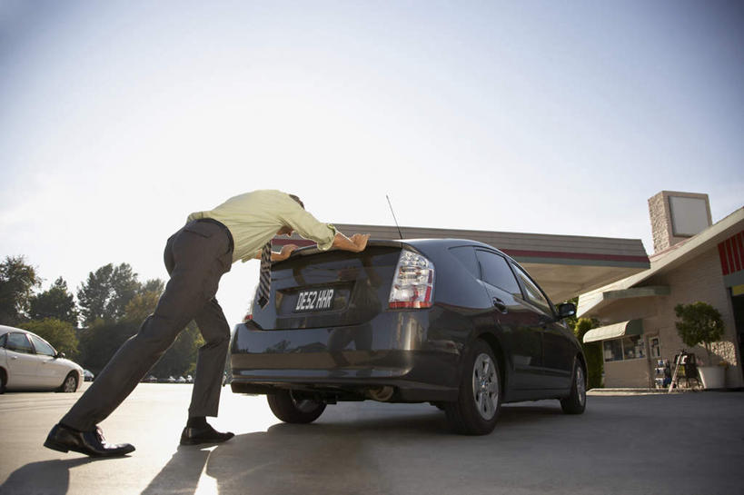 西方人,一个人,家,推,横图,室外,白天,仰视,植物,道路,路,公路,汽车,欧洲,欧洲人,仅一个男性,仅一个人,仅一个中年男性,握,阴影,服装,光线,影子,房屋,屋子,交通,休闲装,楼房,住宅,车,树,树木,衣服,蓝色,绿色,蓝天,天空,阳光,自然,交通工具,轿车,天,休闲,休闲服,握着,服饰,生长,晴朗,成长,载具,抛锚,万里无云,男人,男性,中年男性,白种人,晴空,晴空万里,马路,彩图,低角度拍摄,全身,房子