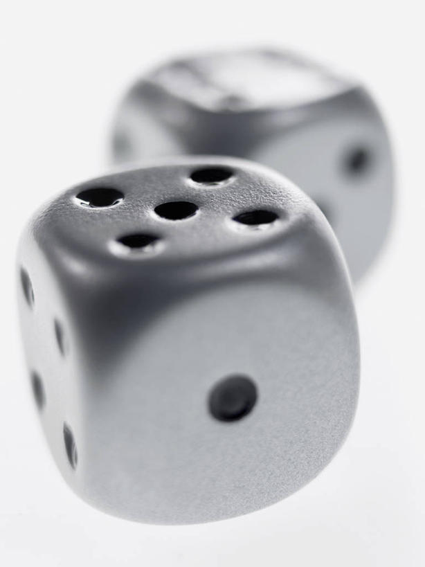 无人,竖图,俯视,室内,特写,白天,白色背景,游戏,赌博,贪欲,运气,竞争,静物,玩具,骰子,玩,娱乐,刺激,两个,灰色,休闲,摄影,影棚,活动,发泄,消遣,智力,赌具,色子,投机,侥幸,欲望,投子,宣泄,命运,运限,玩耍,嬉戏,彩图,高角度拍摄,影棚拍摄,拍摄,胜负,输赢