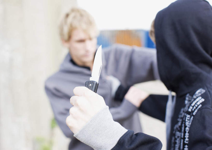 西方人,两个人,站,横图,室外,白天,正面,竞争,欧洲,欧洲人,对抗,握,服装,朦胧,模糊,冲突,墙,刀具,拿,拿着,扭头,注视,休闲装,破坏,墙壁,墙面,衣服,白色,刀,观察,看,站着,转头,休闲,休闲服,连帽衫,武器,战争,握着,服饰,观看,损坏,察看,攻击,威胁,对立,关注,矛盾,兵器,防御,帽衫,敌对,挫败,斗争,抗拒,抗衡,凶器,杀伤,威慑,匪贼,危险,男人,男性,年轻男性,白种人,站立,半身,彩图,匕首