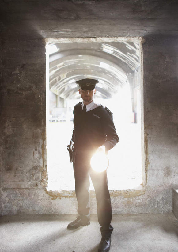 西方人,一个人,警察,警卫,站,竖图,室内,白天,正面,工作服,制服,门,帽子,照明,欧洲,欧洲人,仅一个男性,仅一个人,仅一个中年男性,握,阴影,光线,影子,墙,灯光,拿,拿着,注视,墙壁,墙面,灯,门框,观察,看,站着,握着,军帽,观看,照亮,察看,照明设备,关注,手电筒,电筒,手电,工作制服,男人,男性,中年男性,白种人,保安,警卫员,看守,卫兵,站立,彩图,全身,工作套服