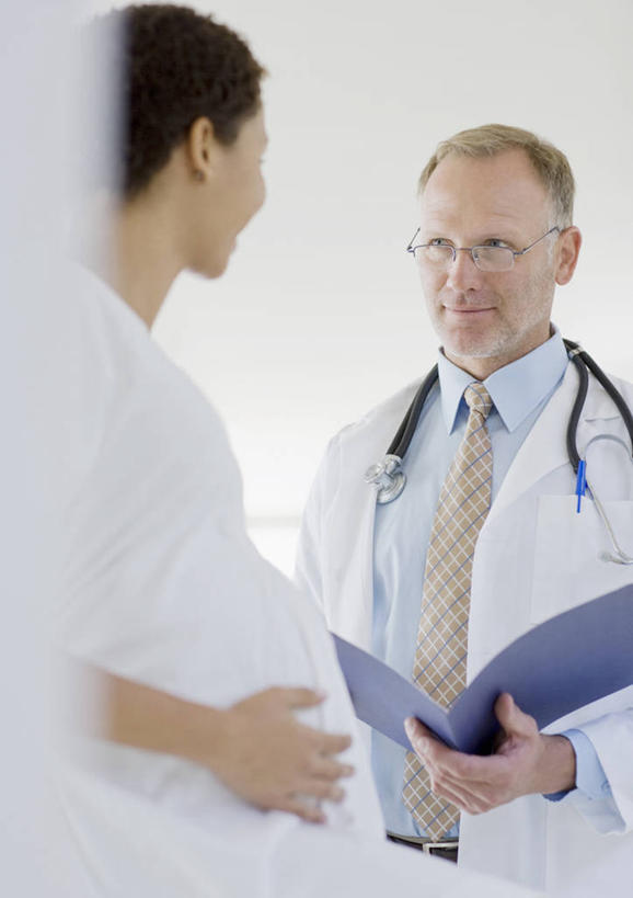 西方人,孕妇,两个人,医生,医院,站,笑,微笑,竖图,室内,白天,仰视,工作服,制服,欧洲,非洲,黑人,欧洲人,一副,握,阴影,服装,反射,材料,档案,文件,眼镜,影子,纸,领带,拿,拿着,注视,休闲装,相视,衣服,手稿,听诊器,资料,观察,记录,看,站着,医护人员,医疗人员,休闲,面对面,怀孕,休闲服,握着,服饰,观看,对视,证明,察看,医疗设备,互视,待产,象征,庄重,关注,文档,医疗器械,相对,身份,医疗工具,近视眼镜,医疗机构,记载,相看,正式,地位,妊娠,准妈妈,工作制服,记实,纪录,检测工具,男人,男性,年轻女性,女人,女性,中年男性,白种人,非洲人,产妇,大夫,站立,半身,彩图,低角度拍摄,工作套服,病院,诊所,病历