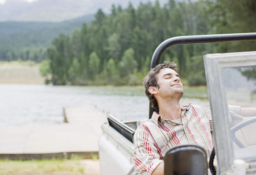 西方人,一个人,坐,闭眼,横图,室外,白天,正面,湖,湖泊,山,山脉,树林,水,植物,汽车,欧洲,欧洲人,仅一个男性,仅一个人,仅一个中年男性,一辆,服装,朦胧,模糊,水井,湖面,山峰,水流,水面,跑车,山峦,休闲装,车,树,树木,衣服,绿色,自然,交通工具,湖水,群山,休闲,休闲服,服饰,生长,成长,载具,敞篷跑车,男人,男性,中年男性,白种人,闭眼睛,闭着眼,闭着眼睛,抬头,仰头,坐着,半身,彩图