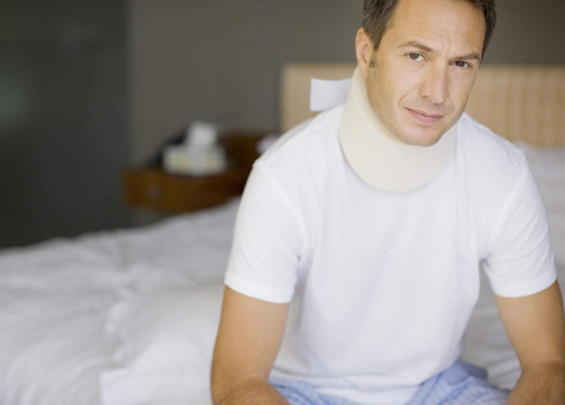 西方人,一个人,坐,横图,室内,白天,正面,床,靠垫,卧室,石膏,欧洲,欧洲人,仅一个男性,仅一个人,仅一个中年男性,服装,朦胧,模糊,双人床,床单,靠枕,注视,休闲装,被子,衣服,白色,垫子,枕头,观察,看,休闲,休闲服,服饰,观看,察看,被单,关注,颈托,男人,男性,中年男性,白种人,创可贴,熟石膏,坐着,半身,彩图,睡房,卧房,护创胶布