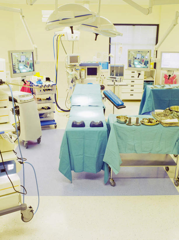 无人,医院,竖图,室内,白天,正面,床,照明,阴影,光线,影子,灯光,床单,被子,灯,灯具,单人床,照亮,手术,被单,照明设备,无影灯,医疗机构,彩图,病院,诊所