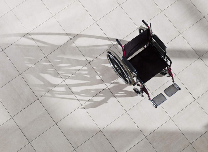 无人,医院,横图,俯视,室内,白天,阴影,反射,瓷砖,地砖,工具,影子,地面,黑色,轮椅,复健,康复,器械,医疗设备,医疗器械,医疗工具,医疗机构,辅助设备,彩图,高角度拍摄,病院,诊所