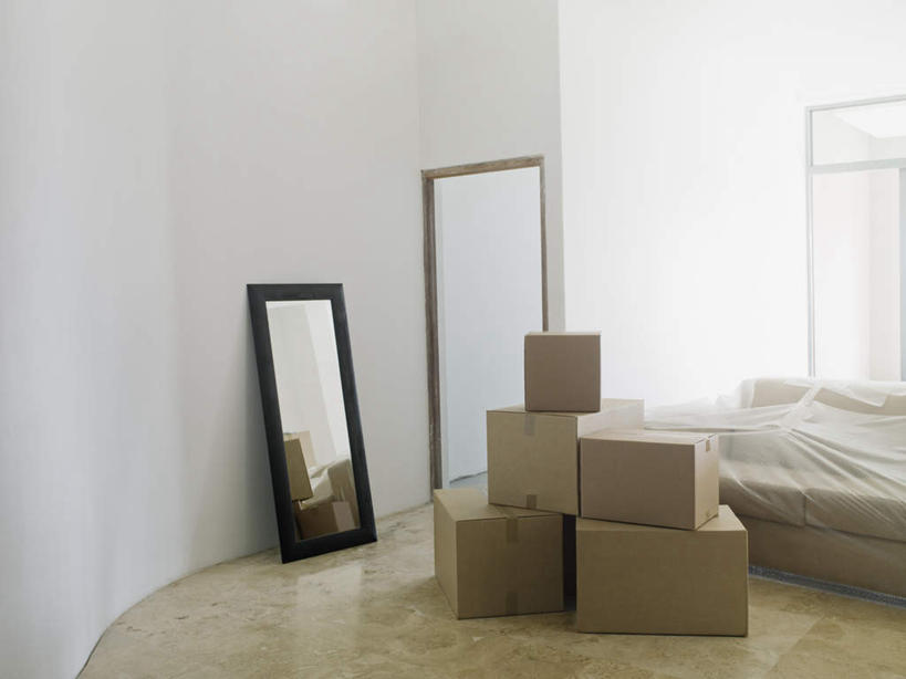 无人,横图,室内,白天,正面,化妆,美容,地板,镜子,沙发,反射,包装,纸箱,墙,地面,木地板,墙壁,墙面,化妆镜,容器,箱子,镜像,镜面,纸板箱,布艺沙发,包装箱,光学,彩图