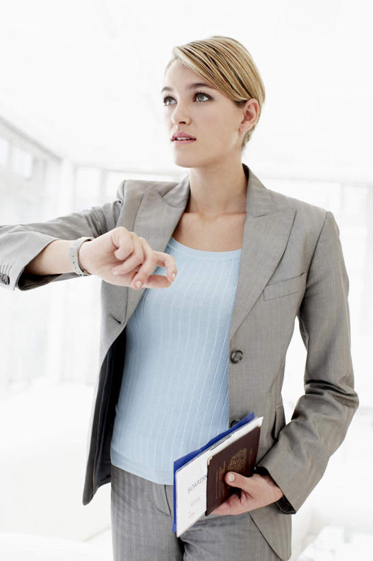 西方人,一个人,商务人士,商务女性,站,竖图,室内,白天,正面,欧洲,欧洲人,仅一个年轻女性,仅一个女性,仅一个人,握,阴影,套装,时间,反射,时钟,手表,影子,墙,计时,注视,墙壁,墙面,一个,白色,钟表,观察,看,站着,表,握着,单个,观看,烦躁,护照,腕表,察看,关注,商务装,工薪阶层,年轻女性,女人,女性,白种人,白领,上班族,钟,站立,半身,彩图,机票