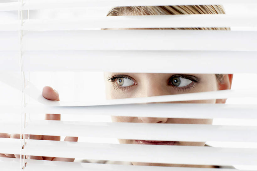 西方人,脸,头,脸颊,手,一个人,商务人士,商务女性,横图,室内,特写,白天,正面,窗户,欧洲,欧洲人,仅一个年轻女性,仅一个女性,仅一个人,套装,百叶窗,注视,观察,看,手部,观看,单手,察看,关注,商务装,偷窥,工薪阶层,窃看,窃视,年轻女性,女人,女性,白种人,头部,脸部,脸蛋,面部,白领,上班族,半身,彩图