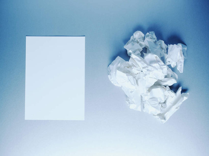 无人,横图,俯视,室内,特写,白天,桌面,桌子,静物,一堆,阴影,堆叠,堆积,蓝色背景,反射,木制,影子,纸,记事本,垃圾,白色,本子,笔记本,木制品,摄影,影棚,堆,渣滓,彩图,高角度拍摄,影棚拍摄,拍摄