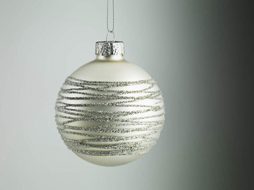 无人,横图,室内,特写,白天,正面,纯洁,静物,圣诞节,灰色背景,节日,庆祝,装饰,挂饰,银色,圣诞球,文化,球,一个,庆典,球体,摄影,信仰,影棚,单个,纪念,华丽,修饰,点缀,高贵,衬托,美观,雅致,雅观,彩图,影棚拍摄,拍摄
