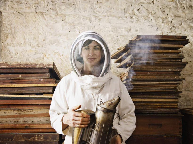 西方人,一个人,工厂,站,笑,微笑,露齿笑,横图,室内,白天,正面,工作服,制服,安全,欧洲,欧洲人,仅一个女性,仅一个人,握,壶,防护,拿,拿着,注视,水壶,茶壶,容器,手套,观察,看,站着,仅一个中年女性,握着,观看,保护,厌恶,察看,关注,保险,头罩,保全,周全,安稳,安定,防护手套,工作制服,枫香,平安,女人,女性,中年女性,白种人,枫香树,站立,半身,彩图,工作套服,工地,制造厂