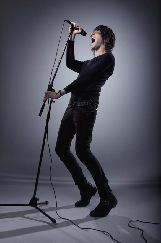 西方人,一个人,站,闭眼,竖图,室内,白天,侧面,欧洲,欧洲人,仅一个男性,仅一个人,握,灰色背景,服装,电力,电线,线,电能,拿,线路,拿着,休闲装,架子,仅一个年轻男性,衣服,话筒,站着,张嘴,休闲,休闲服,握着,唱歌,摄影,服饰,影棚,电,电源,电源线,麦克风,扩音器,话筒架,演唱,能量,传声器,张大嘴巴,歌唱,微音器,男人,男性,年轻男性,白种人,张开嘴,闭眼睛,闭着眼,闭着眼睛,站立,彩图,全身,影棚拍摄,拍摄