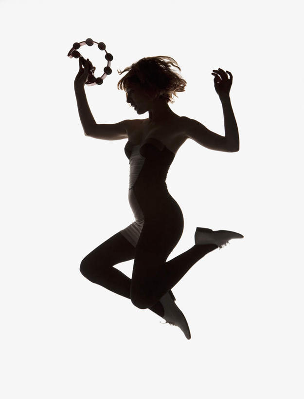 西方人,跳,举,伸展双臂,竖图,室内,白天,白色背景,侧面,欧洲,欧洲人,握,阴影,服装,反射,影子,乐器,铃鼓,半空,背光,音乐,拿,拿着,注视,休闲装,一个,衣服,观察,看,托,休闲,休闲服,握着,摄影,服饰,影棚,单个,观看,打击乐器,手鼓,察看,关注,逆光,白种人,敞开双臂,举起,举手,举着,伸开双臂,跳跃,向上举,向上伸,向上托,展开双肩,张开手臂,张开双臂,彩图,全身,影棚拍摄,拍摄