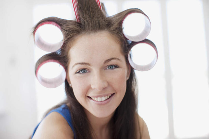 西方人,脸,头,脸颊,头发,一个人,坐,笑,微笑,露齿笑,横图,室内,特写,白天,正面,欧洲,欧洲人,仅一个年轻女性,仅一个女性,仅一个人,五个,许多,阴影,服装,朦胧,模糊,反射,影子,墙,棕色,注视,休闲装,肩膀,墙壁,墙面,衣服,白色,观察,看,休闲,休闲服,服饰,观看,卷发棒,卷发器,察看,关注,烫发器,塑料卷发棒,年轻女性,女人,女性,白种人,头部,长发,直发,脸部,脸蛋,面部,坐着,半身,彩图