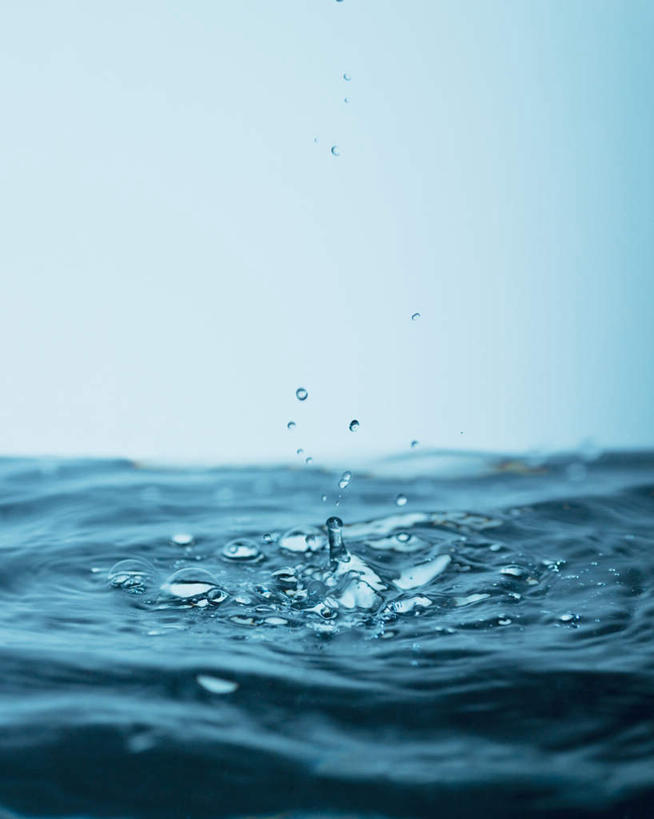 无人,竖图,室外,特写,白天,正面,水,阴影,波纹,飞溅,蓝色背景,溅,透明,反射,液体,影子,气泡,水滴,涟漪,漩涡,水泡,水珠,水纹,泡泡,摄影,影棚,圆弧,喷洒,彩图,影棚拍摄,拍摄
