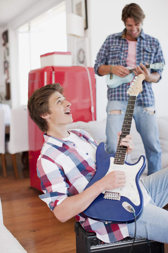 西方人,两个人,伙伴,朋友,客厅,站,坐,笑,微笑,露齿笑,竖图,室内,白天,正面,探险,友谊,沙发,欧洲,欧洲人,握,服装,墙,吉他,乐器,弦乐器,拿,拿着,注视,休闲装,墙壁,墙面,衣服,观察,看,站着,休闲,休闲服,握着,服饰,观看,察看,起居室,关注,弹拨弦鸣乐器,布艺沙发,尤克里里琴,客堂,夏威夷四弦琴,友情,男人,男性,年轻男性,白种人,站立,坐着,半身,彩图,弹拨弦乐器