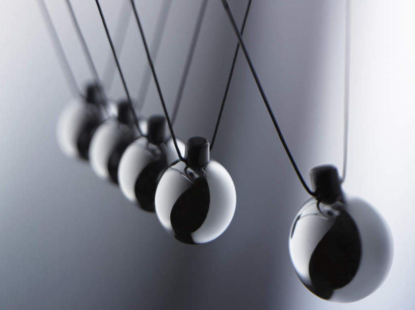 无人,横图,室内,特写,白天,正面,游戏,静物,一排,撞球,灰色背景,整齐,玩,娱乐,排列,黑色,休闲,益智,摄影,影棚,活动,碰撞,队列,发泄,消遣,智力,钢球,循环,牛顿摆,物理,宣泄,力学,惯性,惯性钢球,牛顿摆球,摇摆球,撞撞球,玩耍,嬉戏,彩图,影棚拍摄,拍摄