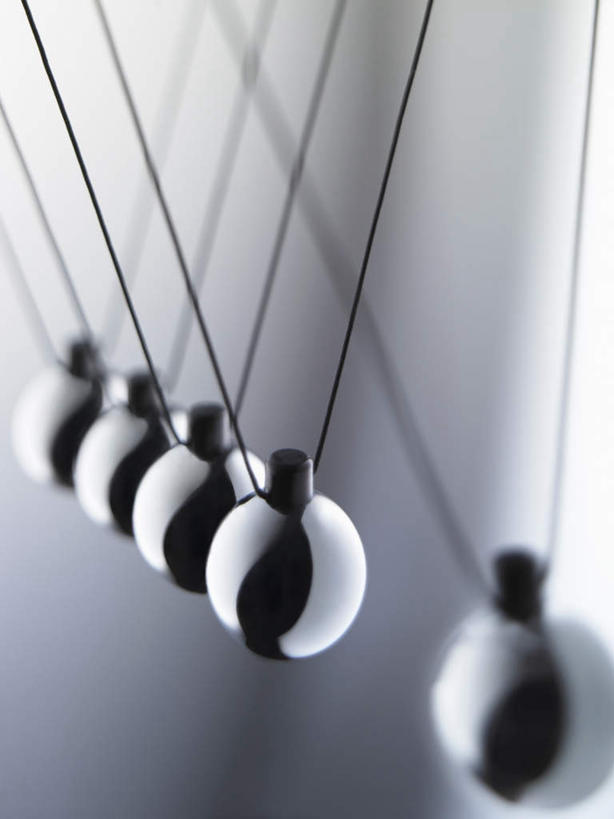 无人,竖图,室内,特写,白天,正面,游戏,静物,一排,撞球,灰色背景,整齐,玩,娱乐,排列,黑色,休闲,益智,摄影,影棚,活动,碰撞,队列,发泄,消遣,智力,钢球,循环,牛顿摆,物理,宣泄,力学,惯性,惯性钢球,牛顿摆球,摇摆球,撞撞球,玩耍,嬉戏,彩图,影棚拍摄,拍摄