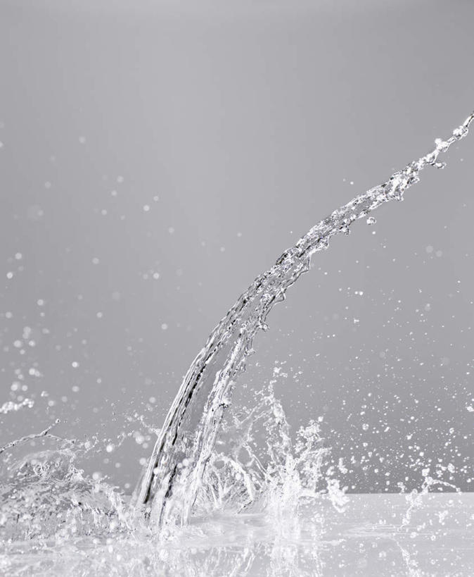 无人,竖图,室内,特写,白天,正面,水,飞溅,灰色背景,溅,液体,水滴,饮用水,水珠,矿泉水,摄影,影棚,喷洒,蒸馏水,彩图,影棚拍摄,拍摄