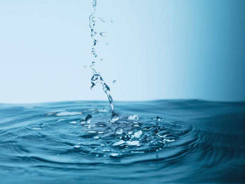 无人,横图,室内,特写,白天,正面,水,波纹,飞溅,蓝色背景,溅,透明,液体,气泡,水滴,涟漪,漩涡,水泡,水珠,水纹,泡泡,摄影,影棚,圆弧,喷洒,下降,降落,降低,下跌,下落,彩图,影棚拍摄,拍摄