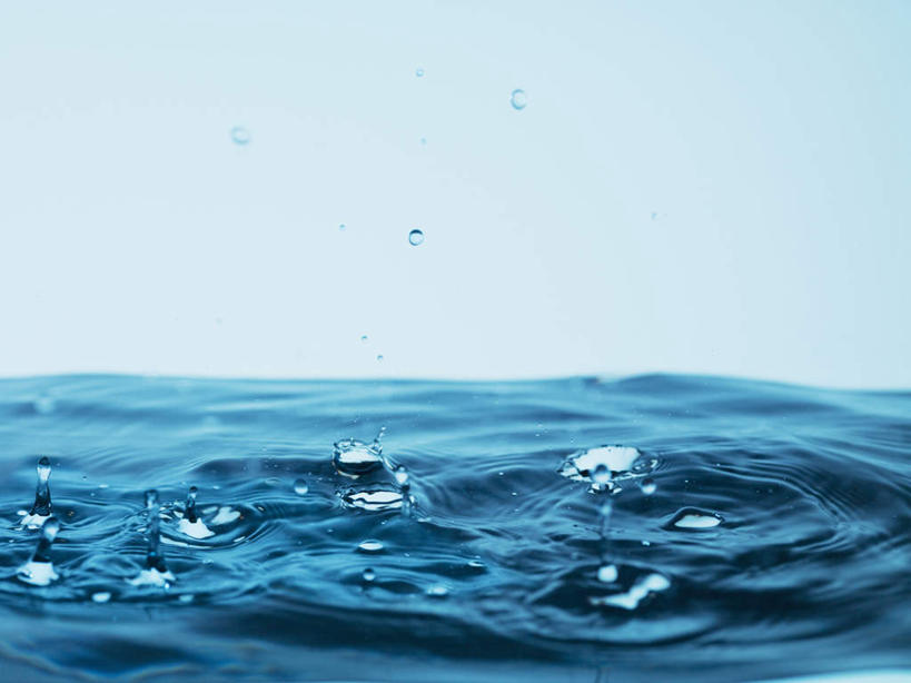 无人,横图,室内,特写,白天,正面,水,波纹,飞溅,蓝色背景,溅,透明,液体,气泡,水滴,涟漪,漩涡,水泡,水珠,水纹,泡泡,摄影,影棚,圆弧,喷洒,下降,降落,降低,下跌,下落,彩图,影棚拍摄,拍摄