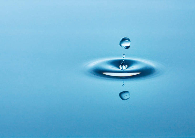 无人,横图,室内,特写,白天,正面,水,波纹,飞溅,蓝色背景,溅,透明,液体,气泡,水滴,涟漪,漩涡,水泡,水珠,水纹,泡泡,摄影,影棚,圆弧,喷洒,下降,降落,降低,下跌,下落,彩图,影棚拍摄,拍摄