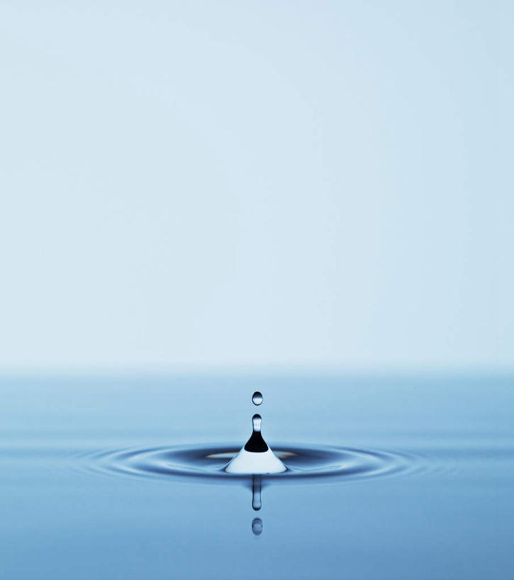 无人,竖图,室内,特写,白天,正面,水,波纹,飞溅,蓝色背景,溅,透明,液体,气泡,水滴,涟漪,漩涡,水泡,水珠,水纹,泡泡,摄影,影棚,圆弧,喷洒,下降,降落,降低,下跌,下落,彩图,影棚拍摄,拍摄