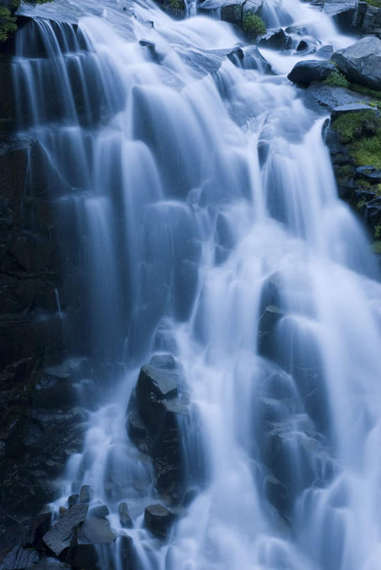 无人,竖图,俯视,室外,白天,旅游,度假,火山,河流,石头,美景,瀑布,水,华盛顿,美国,飞溅,朦胧,模糊,溅,石子,液体,河水,景观,水滴,水流,娱乐,水珠,小溪,自然,溪水,享受,休闲,景色,放松,北美,北美洲,喷洒,自然风光,美洲,华盛顿州,西雅图,雷尼尔山国家公园,沉积岩,瑞尼尔山国家公园,常绿之州,常青州,北亚美利加洲,亚美利加洲,绿宝石城,翡翠之城,雨城,常绿之城,阿拉斯加门户,女王之城,喷气机之城,常青城,水成岩,跌水,活火山,石块,岩石,彩图,高角度拍摄